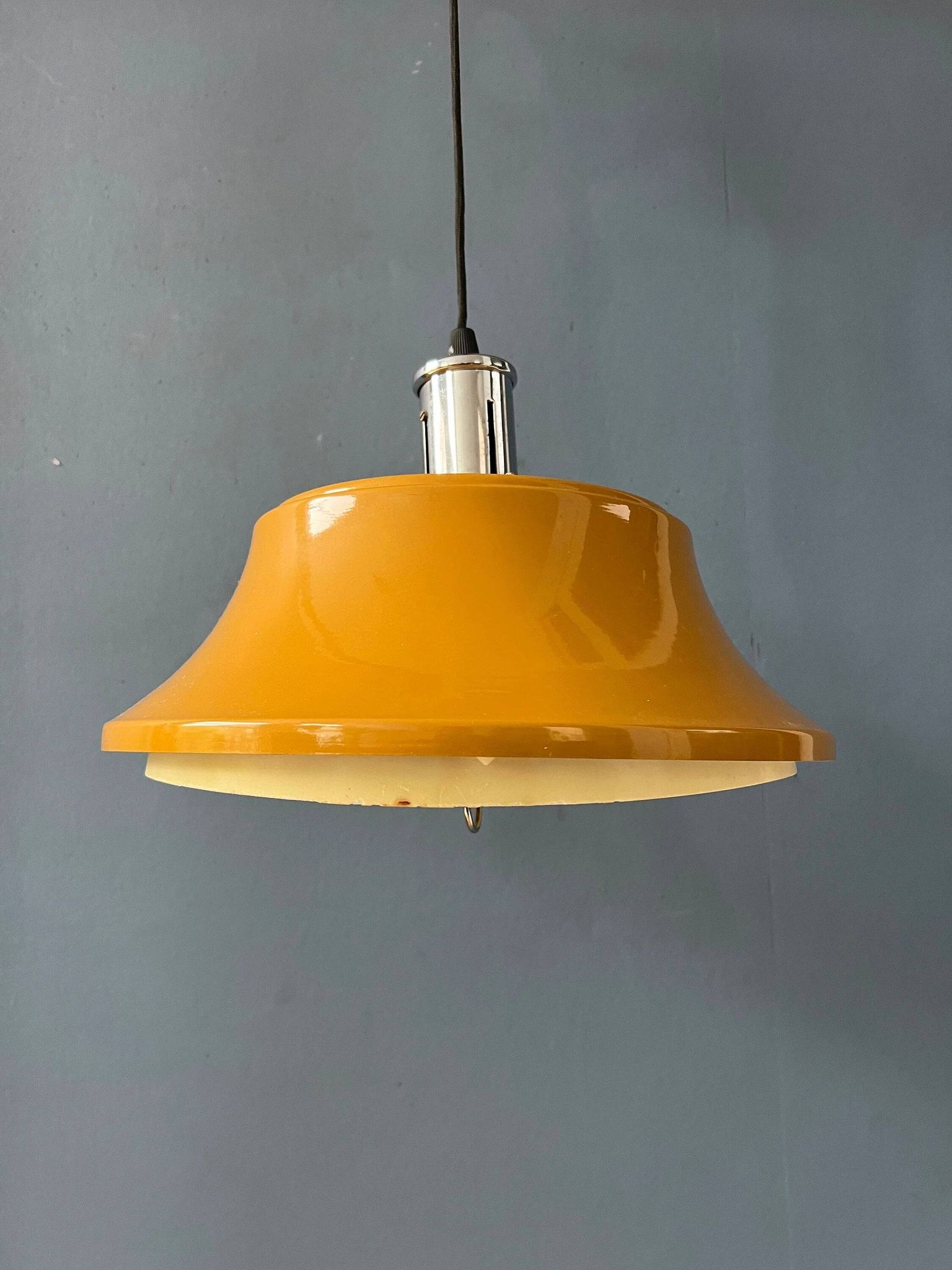 Suspension en métal jaune Mid-Century