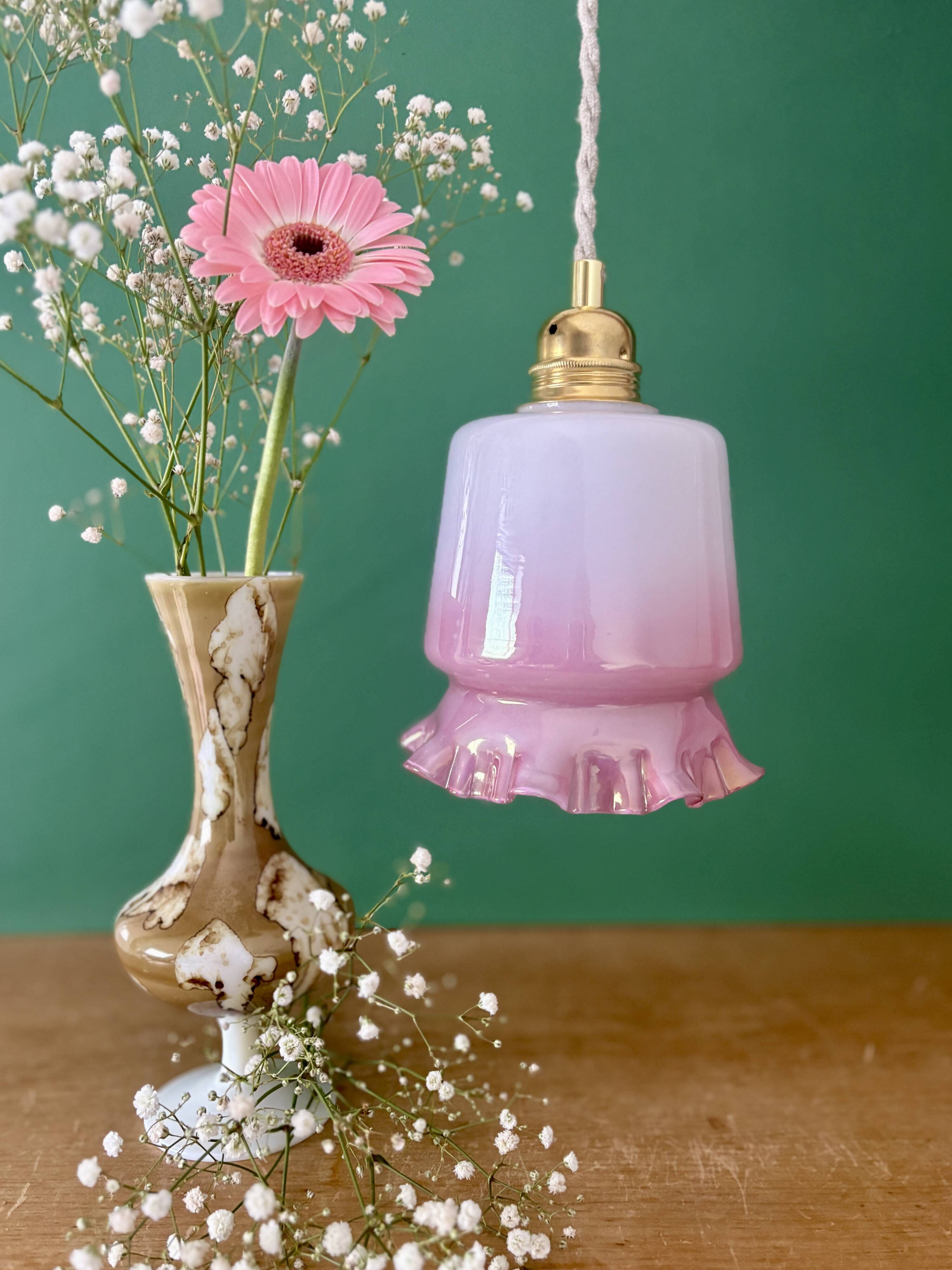 Suspension globe vintage en opaline blanche et rose