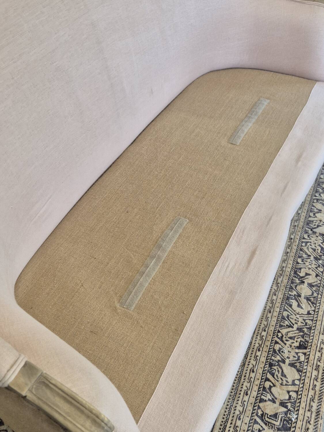 Louis XV style bench sofa in pink fabric and burlap