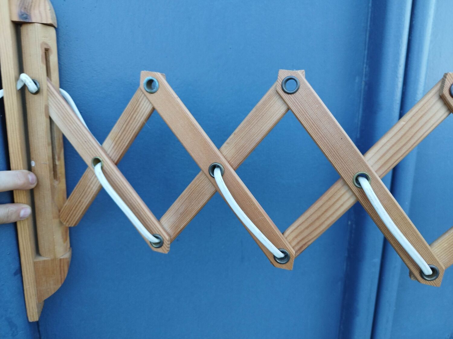 Articulated arm scissor wall light