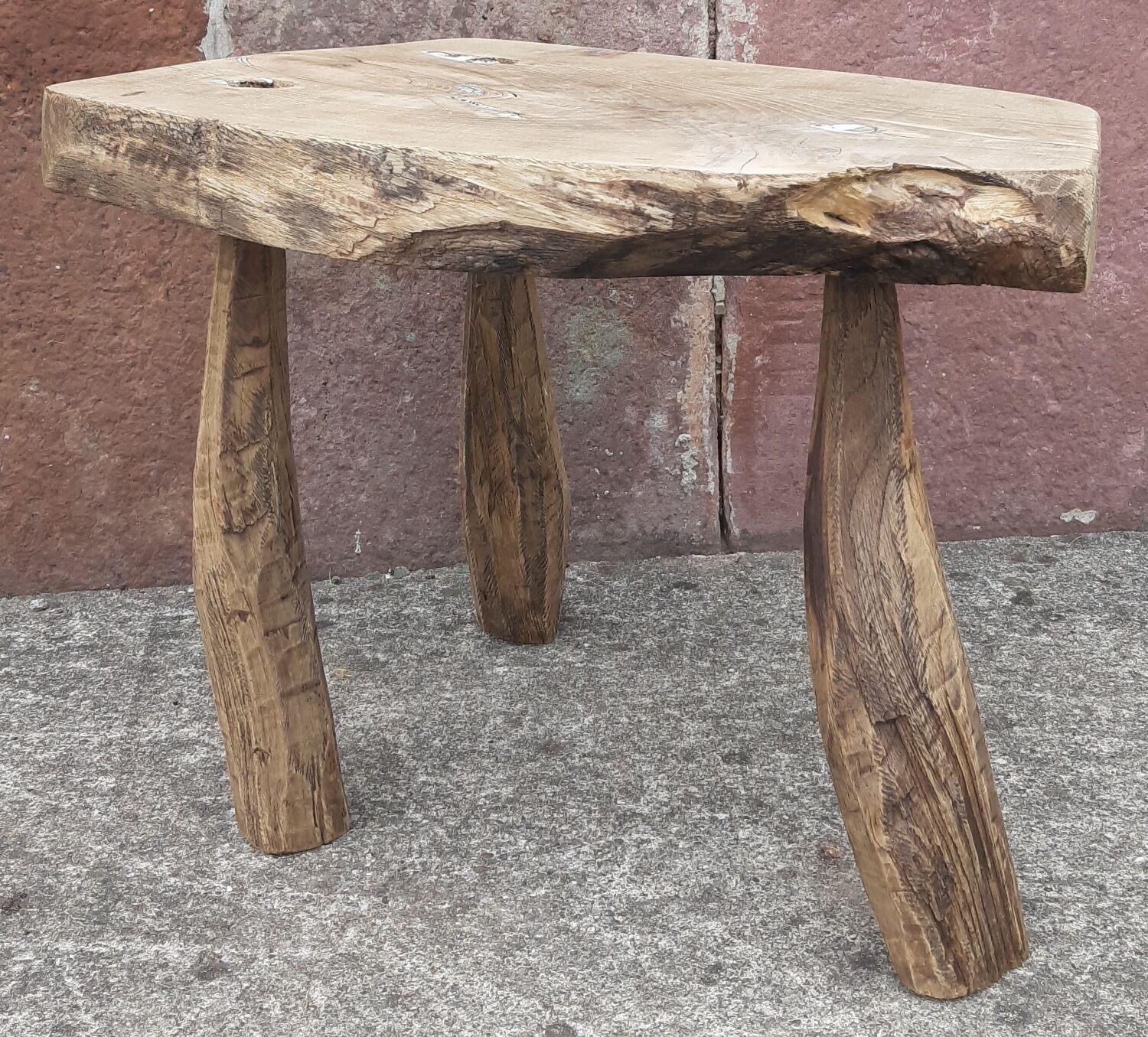 Brutalist coffee table in solid wood, tripod. (Popular art)