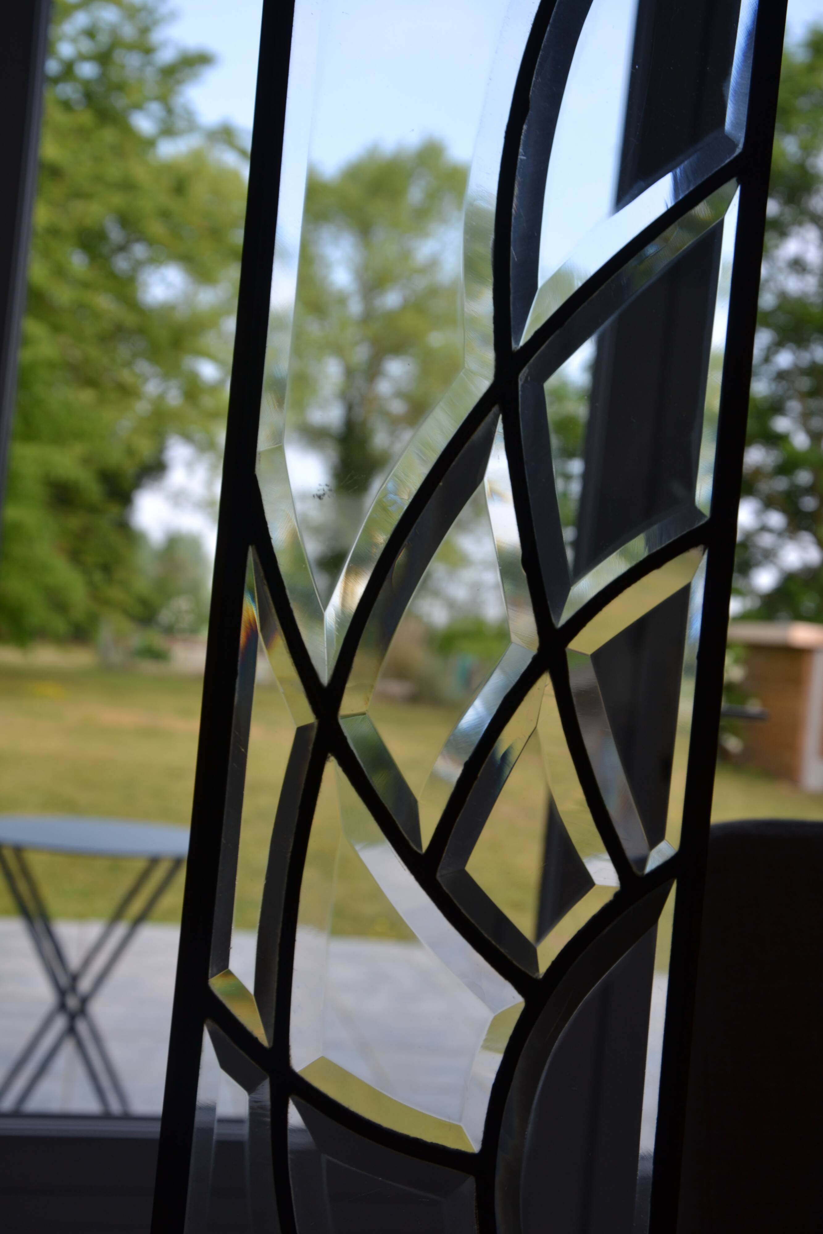 Deux vitraux en verre biseauté et laiton
