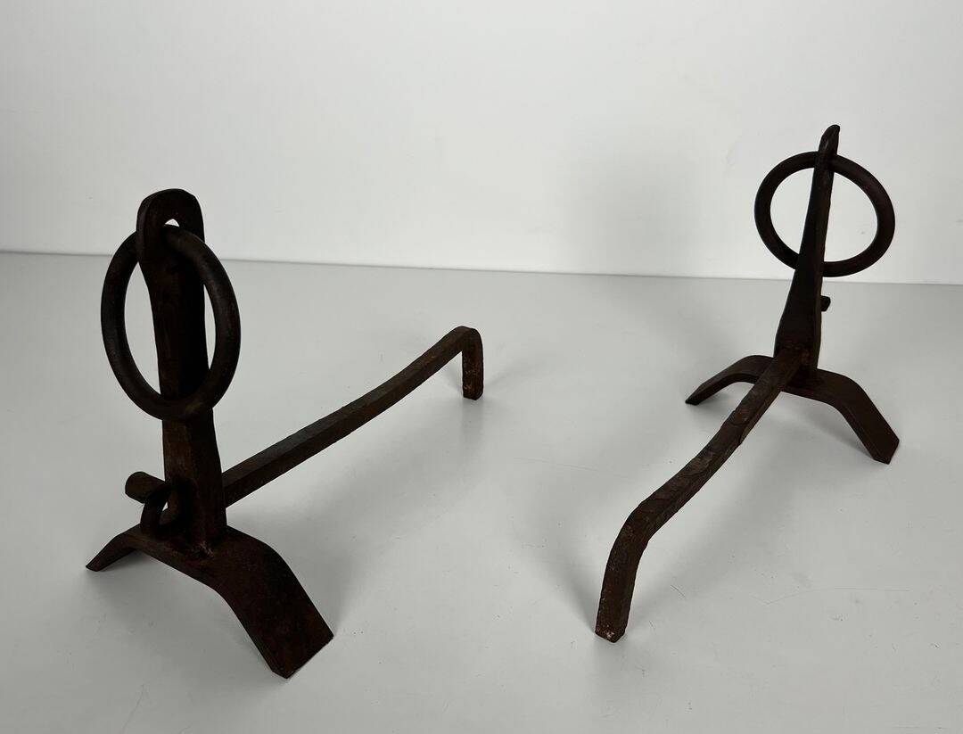 Paire de Chenets Modernistes en Fer Forgé à Anneaux de Couronnement et Base