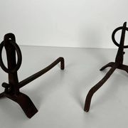 Paire de Chenets Modernistes en Fer Forgé à Anneaux de Couronnement et Base