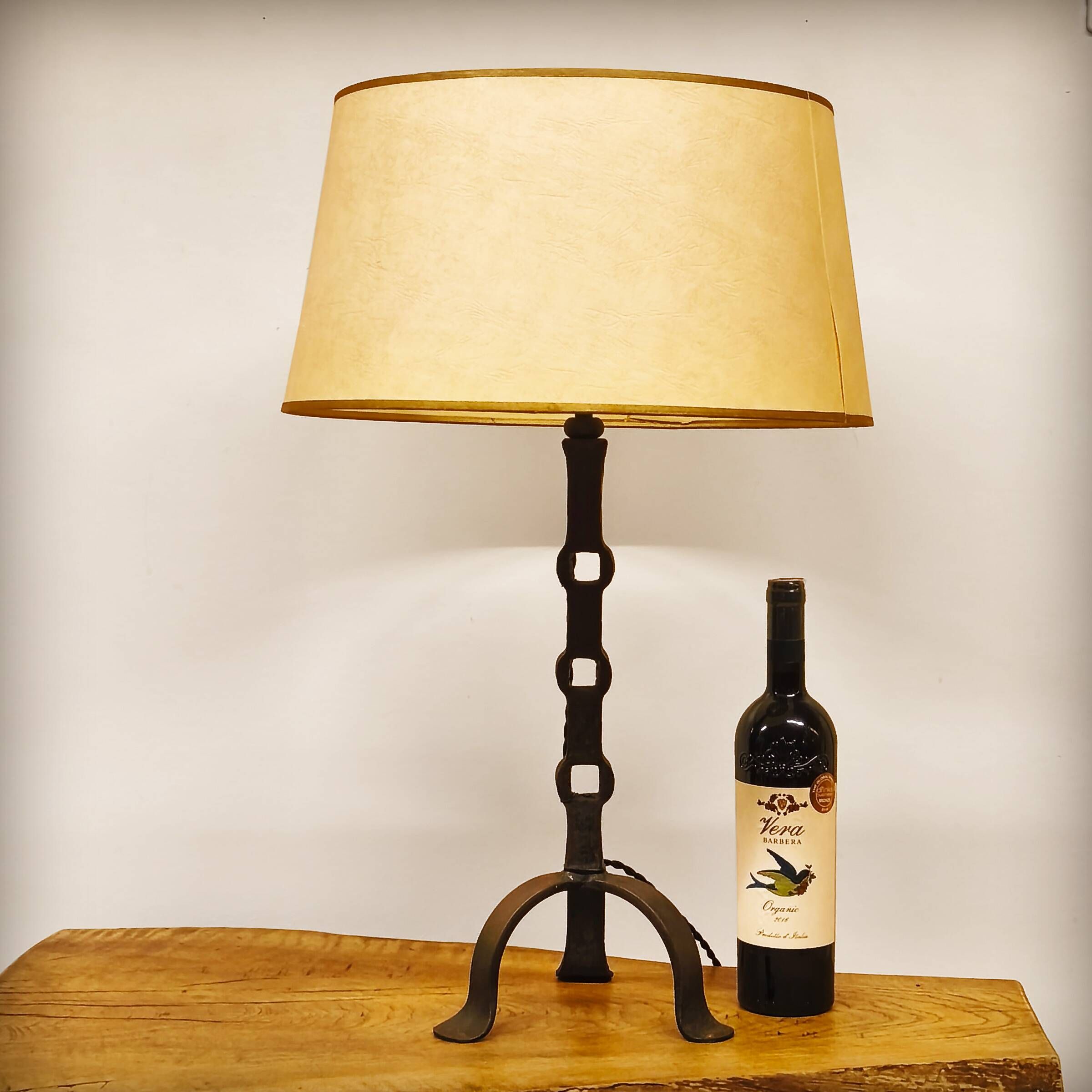 Brutalist lamp base in wrought and beaten iron, France, 1920 to 1960.