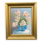 Nature morte aux roses – Huile signée, vase bleu, cadre doré vintage