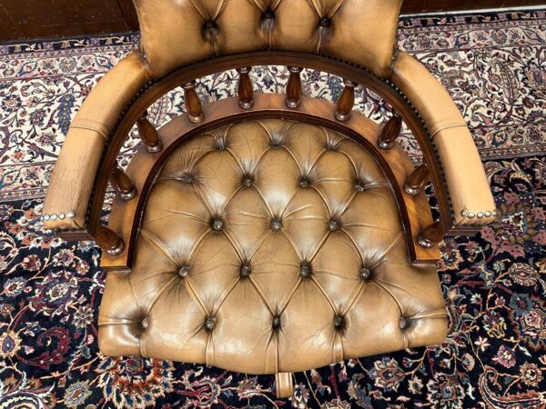 Chaise de bureau Chesterfield en anglais, chaise de capitaine.