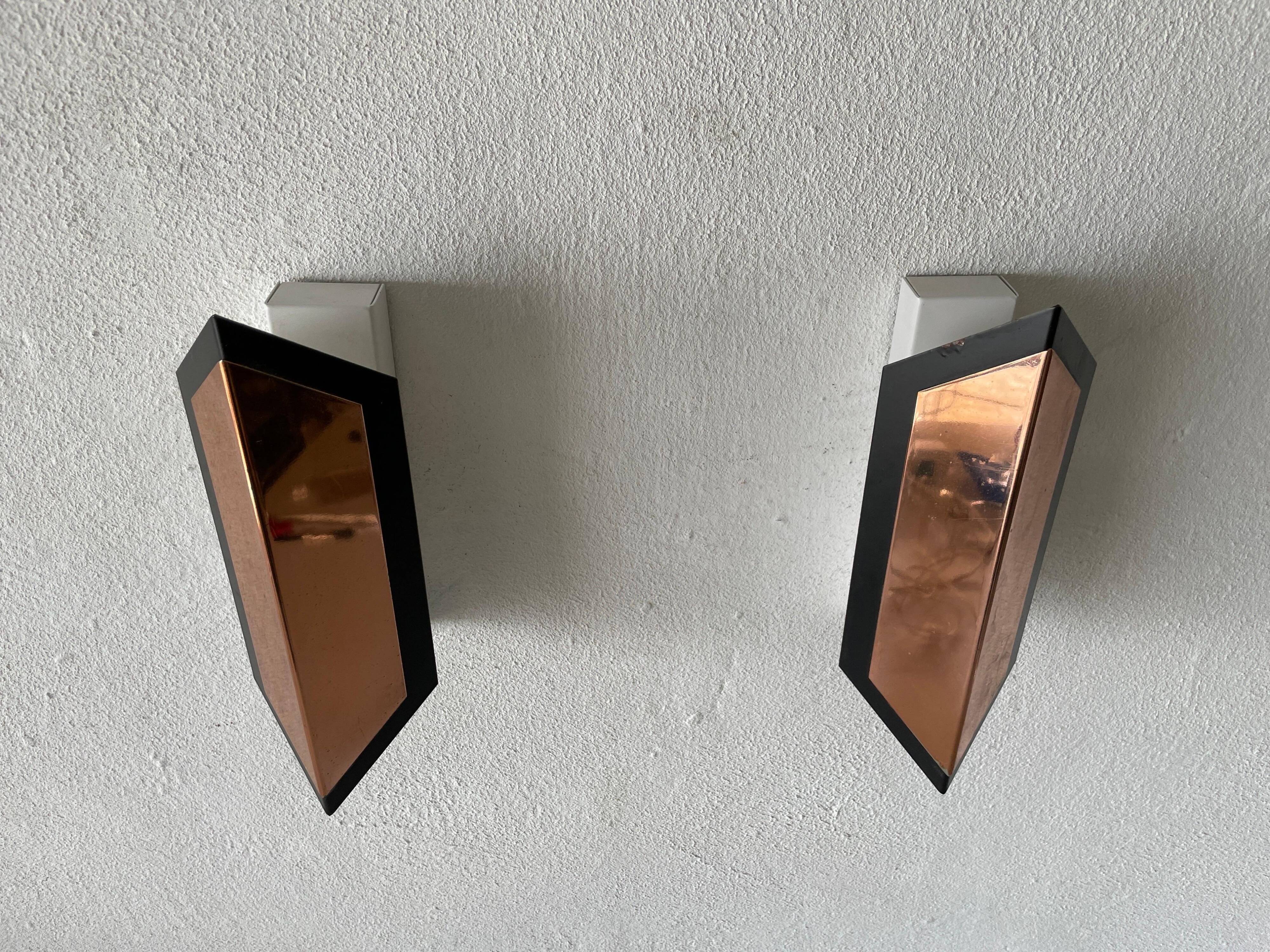 Pair of French wall lights with geometric design in copper, 1960, France.