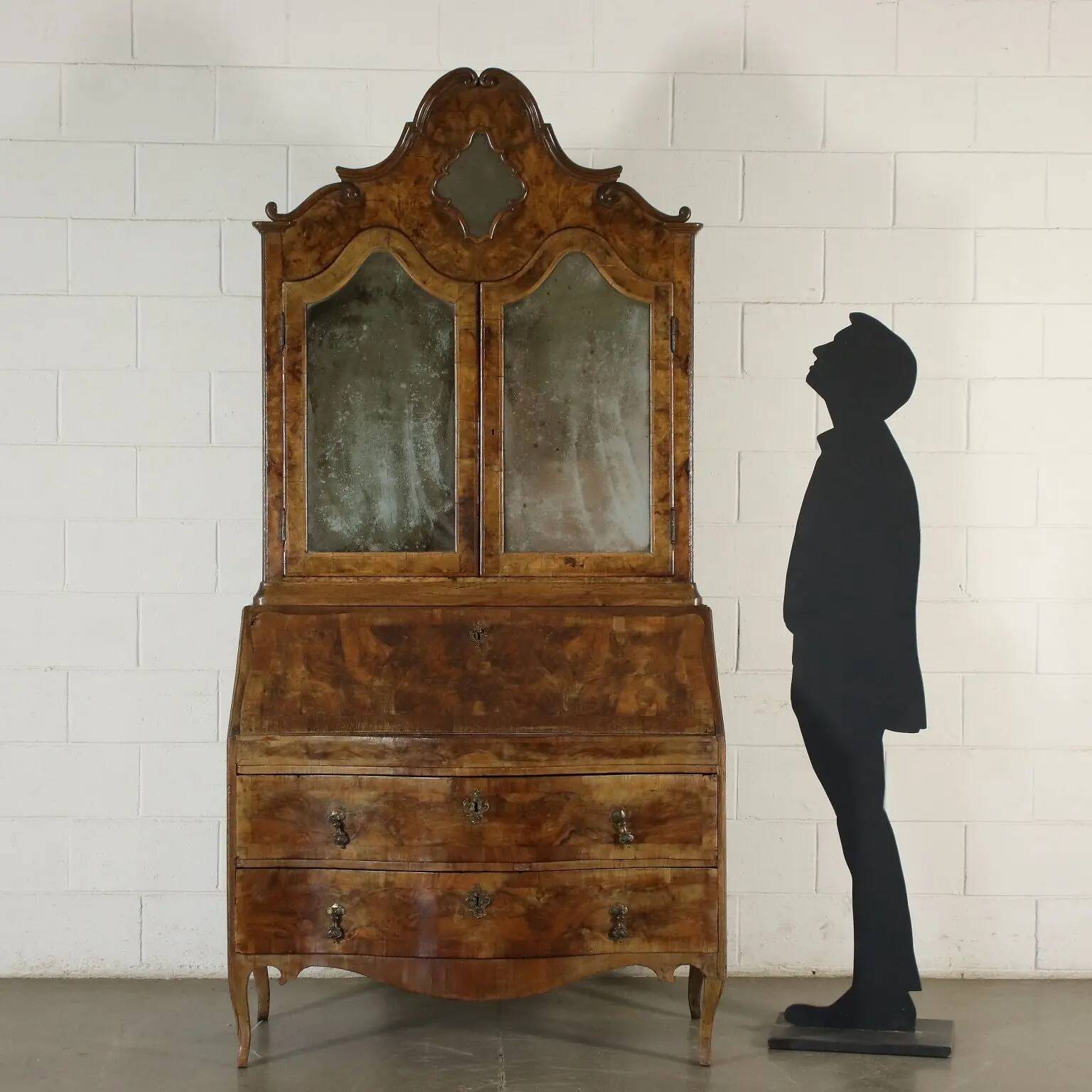 Trumeau barocchetto avec miroir en placage de ronce de noyer, Italie, XVIIIe siècle