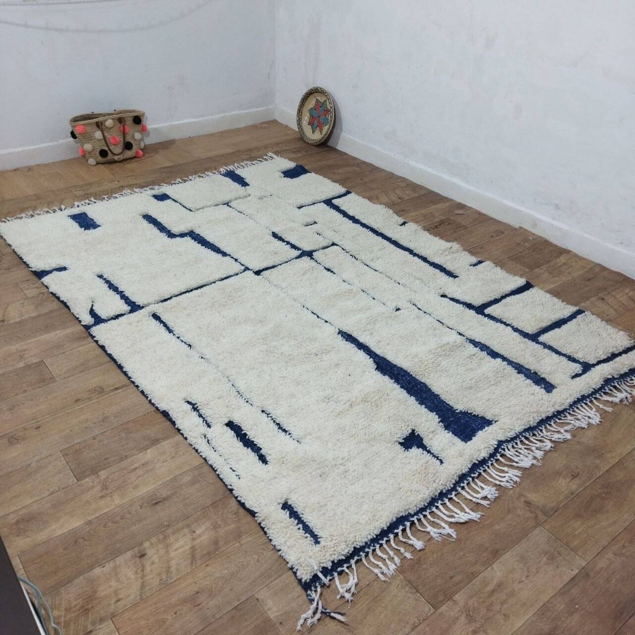 Tapis berbère marocain en laine écru et bleu – 283 x 188 cm