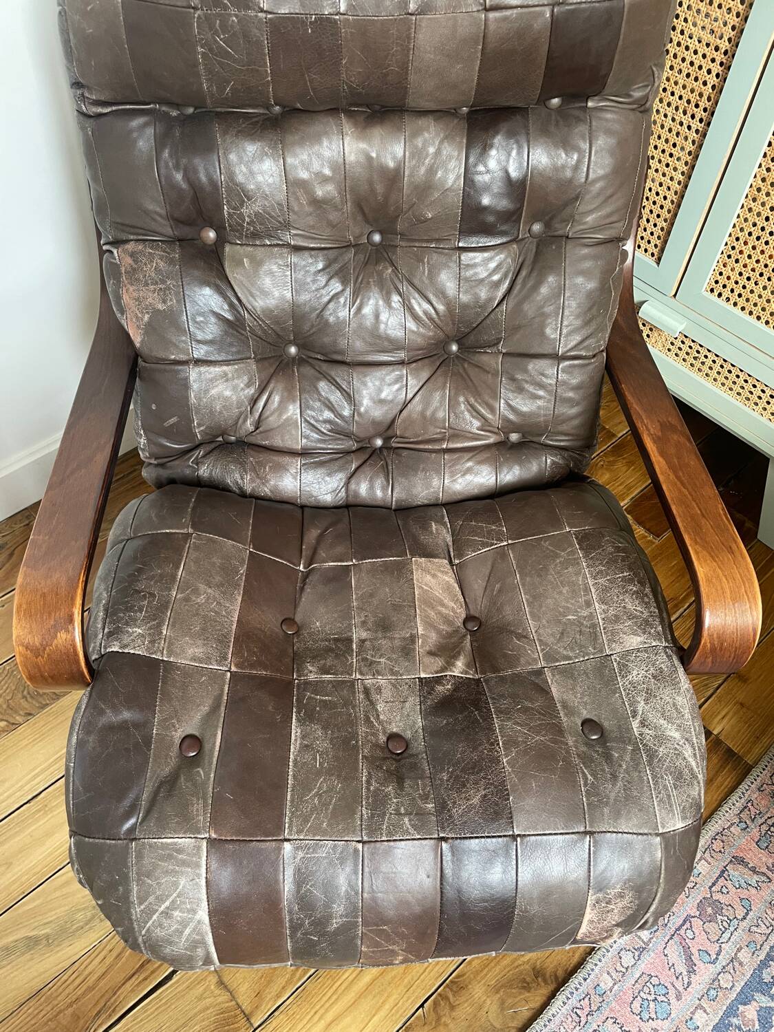 1970s Scandinavian armchair in curved laminated wood with a leather seat.