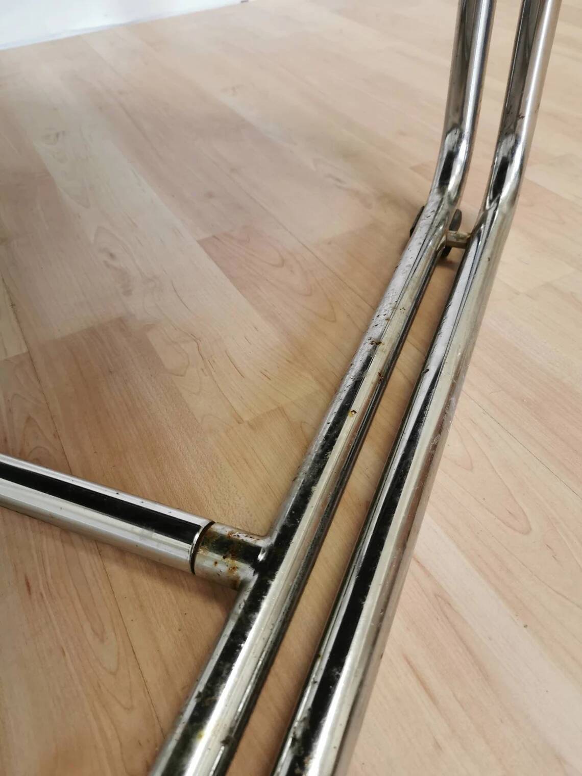 Fauteuil lounge vintage en cuir bleu marine : structure tubulaire chromée, style italien futuriste