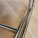 Fauteuil lounge vintage en cuir bleu marine : structure tubulaire chromée, style italien futuriste