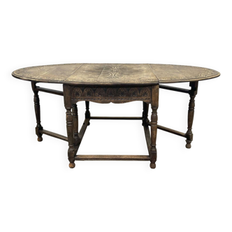 English oak drop-leaf table from the early 20th century