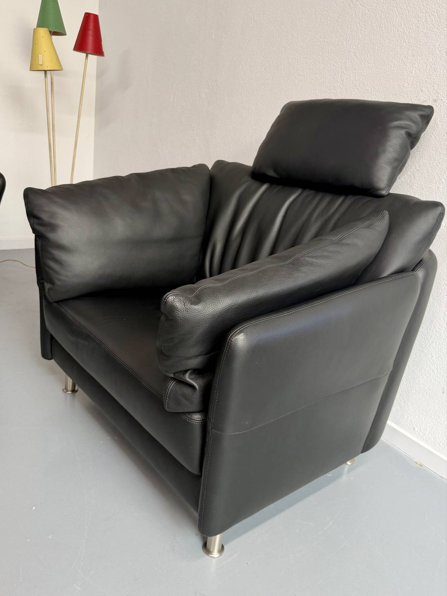 Fauteuil design contemporain Intertime I-Cielo en cuir noir
