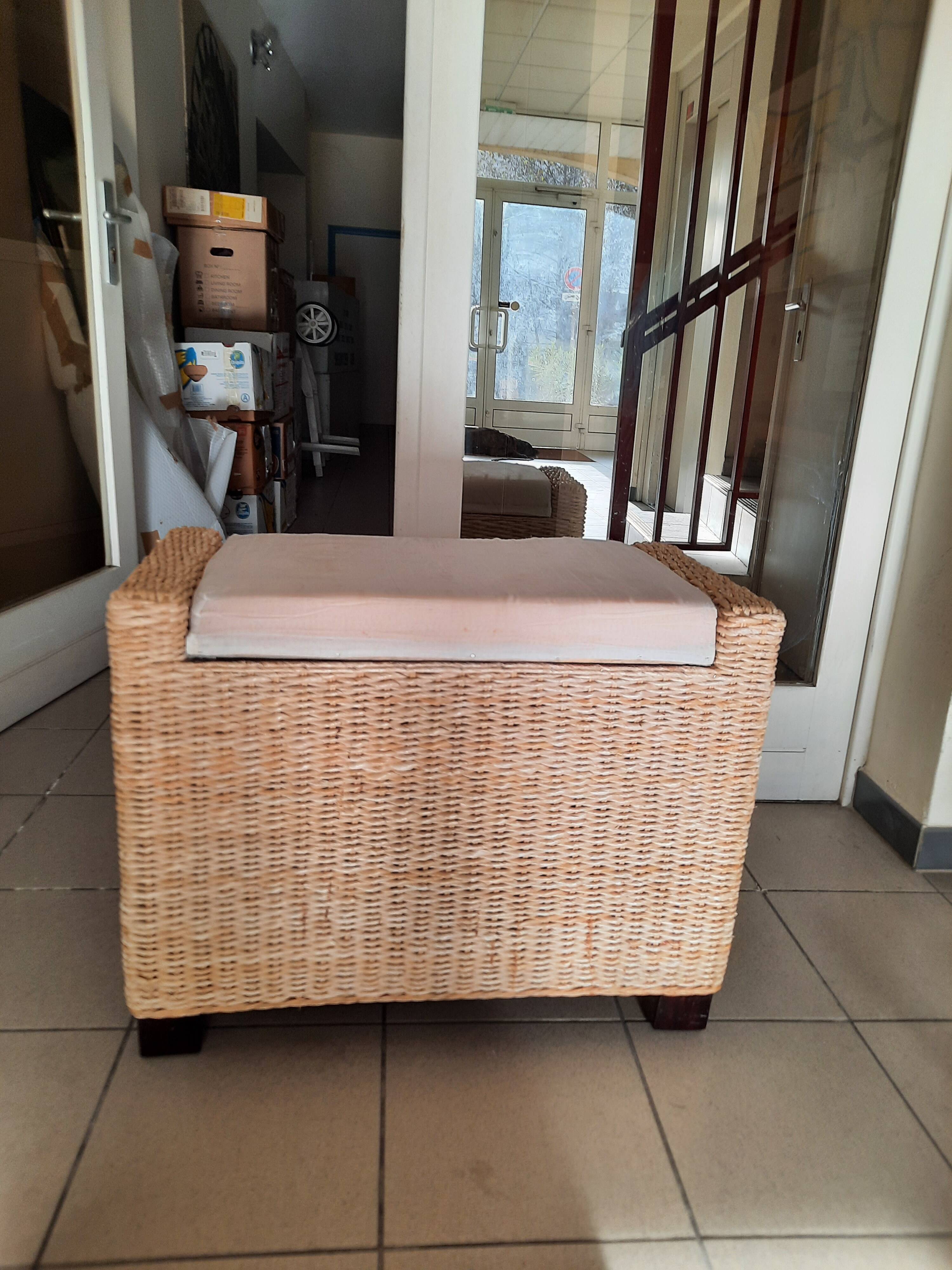 Pouf, coffre en rotin et bois