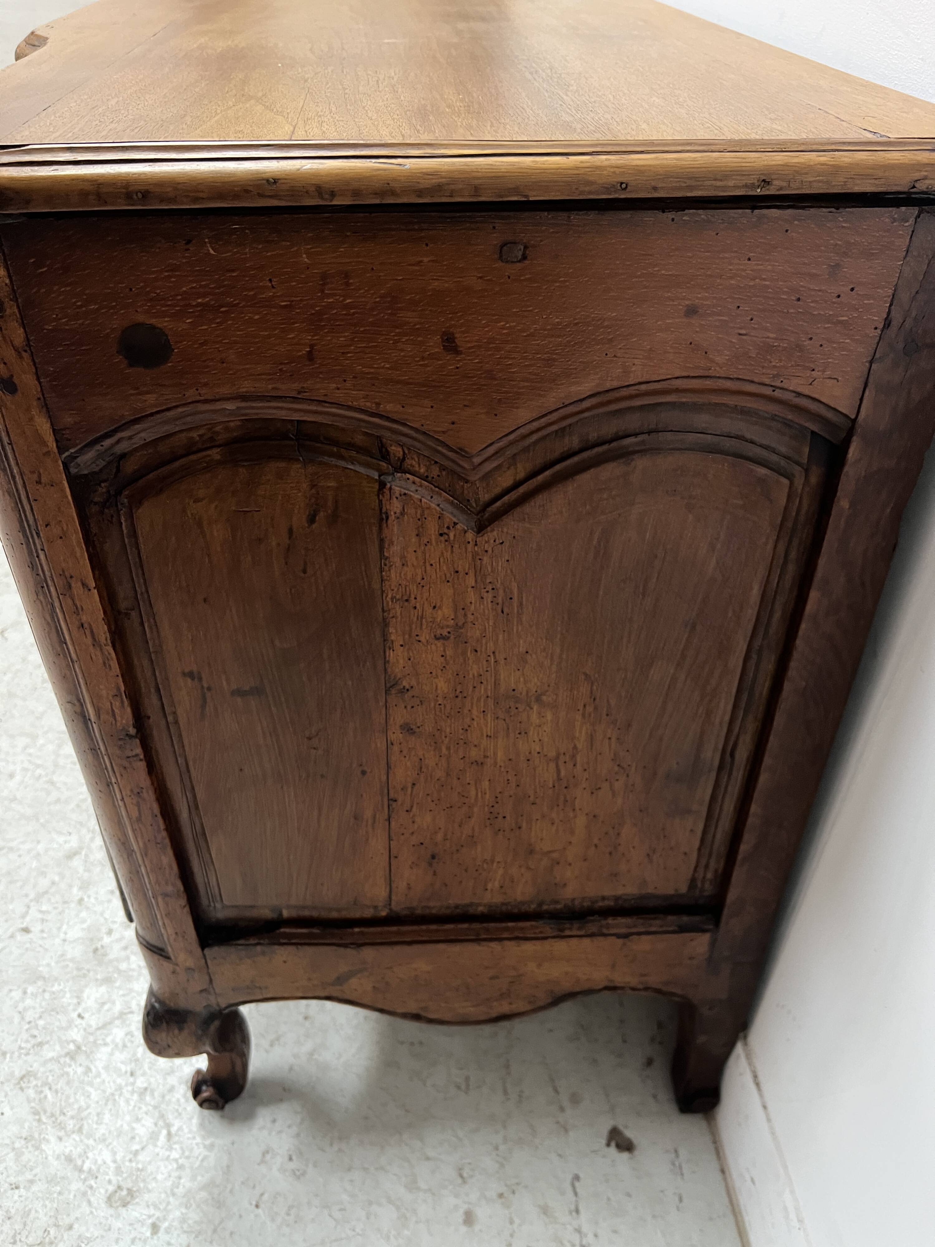 Louis XV commode with three drawers in solid walnut, 18th century