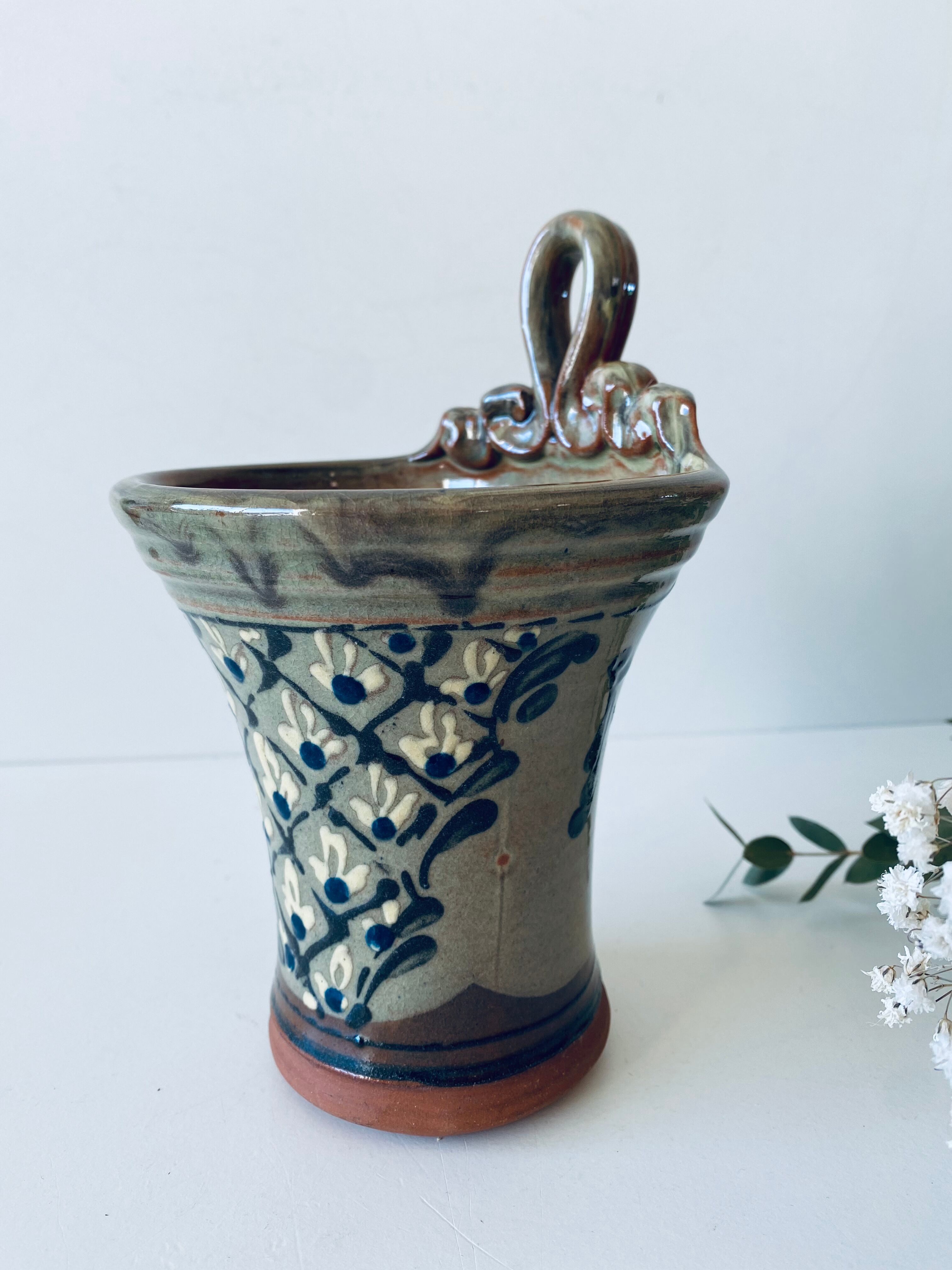 Wall-mounted or laying kitchen pot