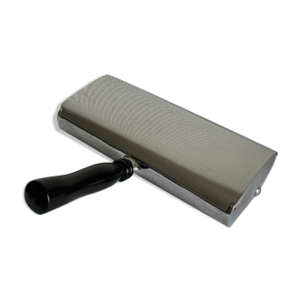 The Grillon Crumbs Picker