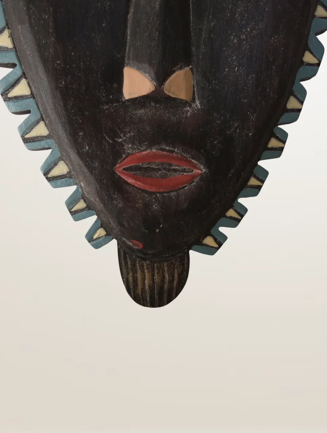 Masque mural en bois sculpté et peint
