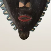 Masque mural en bois sculpté et peint