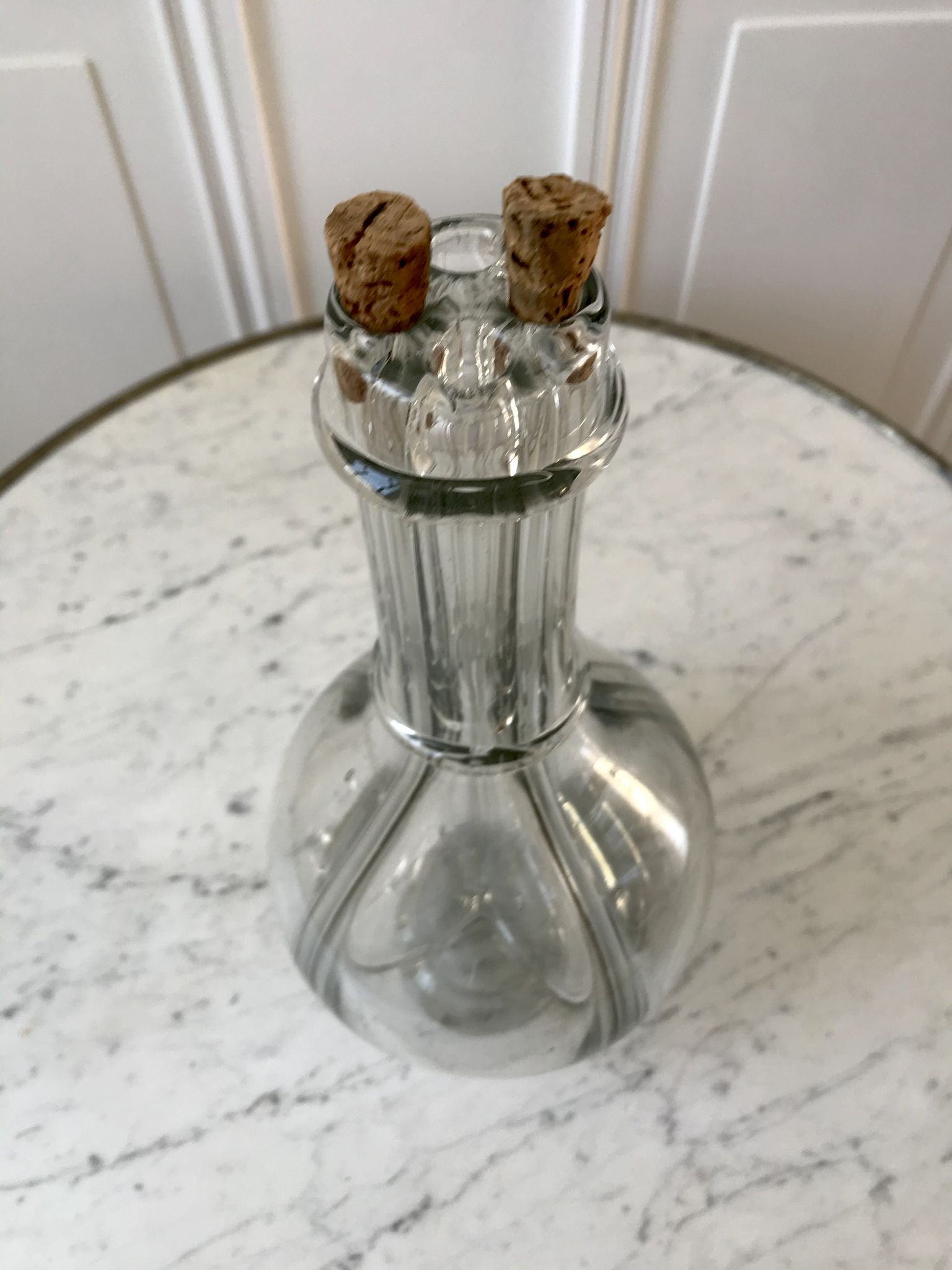 Carafe à liqueur à compartiments en verre moulé début XXème