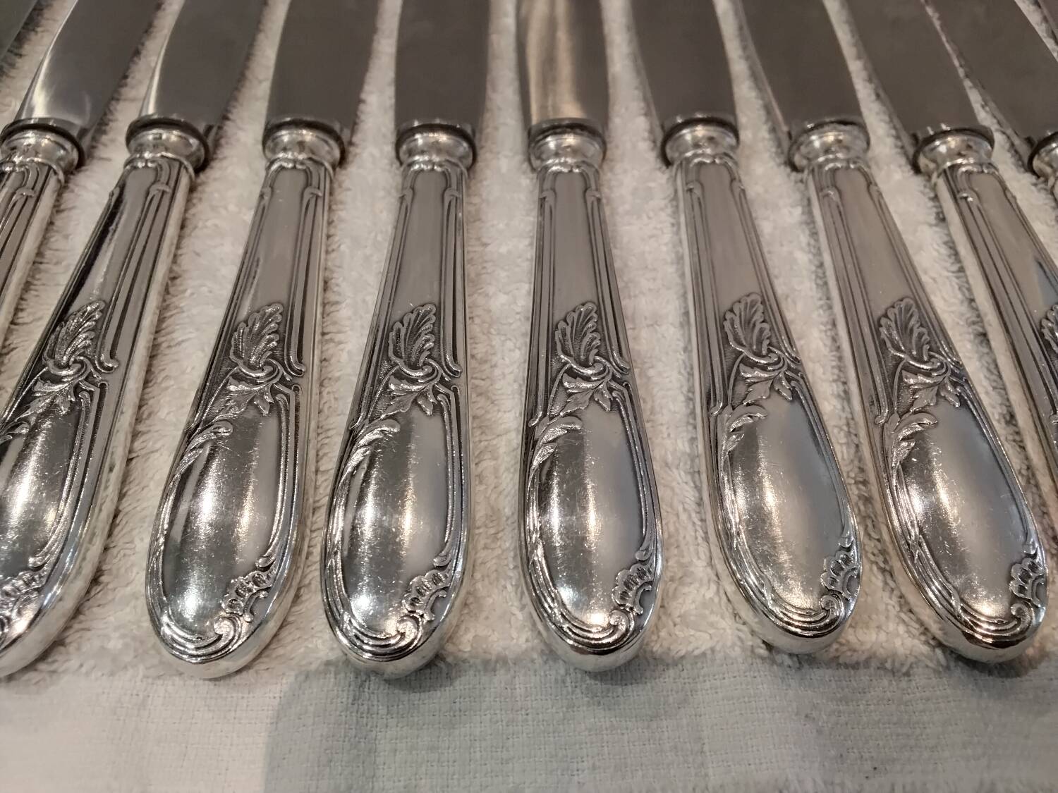 12 silver-plated metal table knives with rocaille ribbon decoration, 25.1 cm