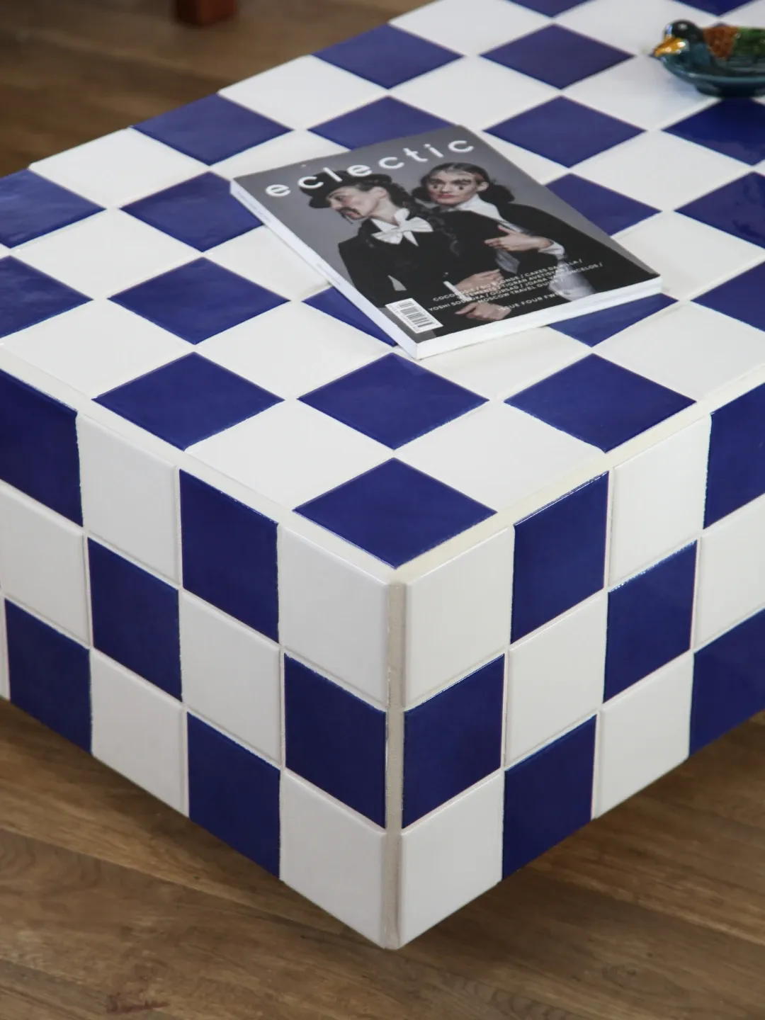 Table basse carrelée bleue et blanche damier