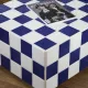 Table basse carrelée bleue et blanche damier