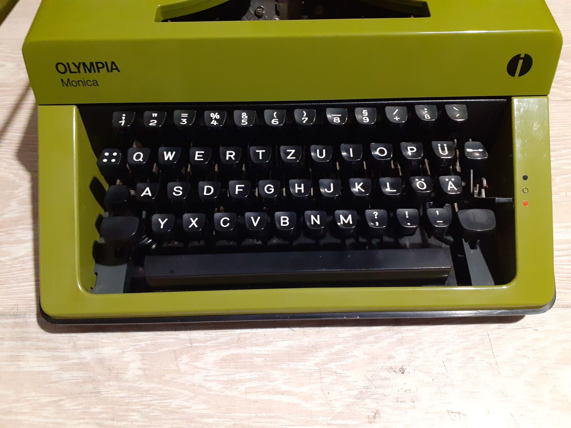 Olympia monica portable typewriter, olympia werke ag vilhelmshaven, made in united kingdom