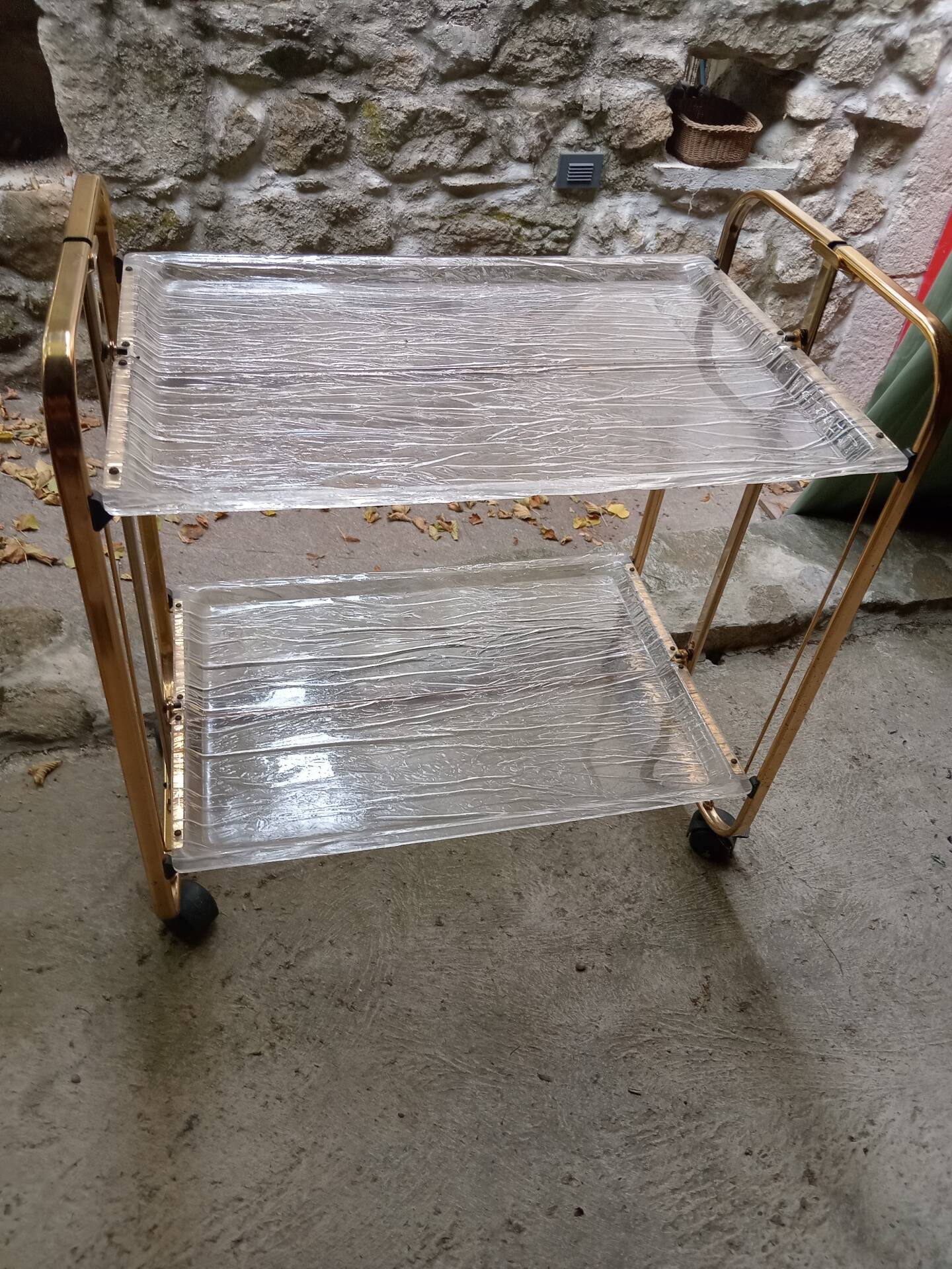 Desserte dorée en plexiglas