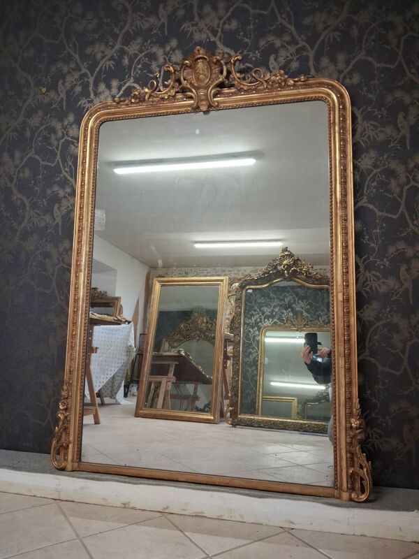 Miroir Louis Philippe à fronton de style Louis XV