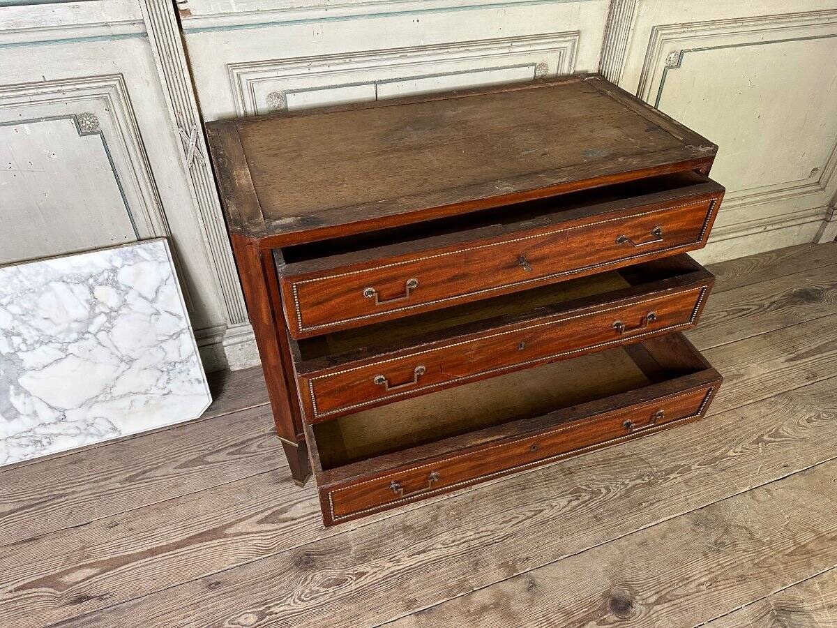 Louis XVI commode in mahogany with brass beading, arabescato marble top, 18th century