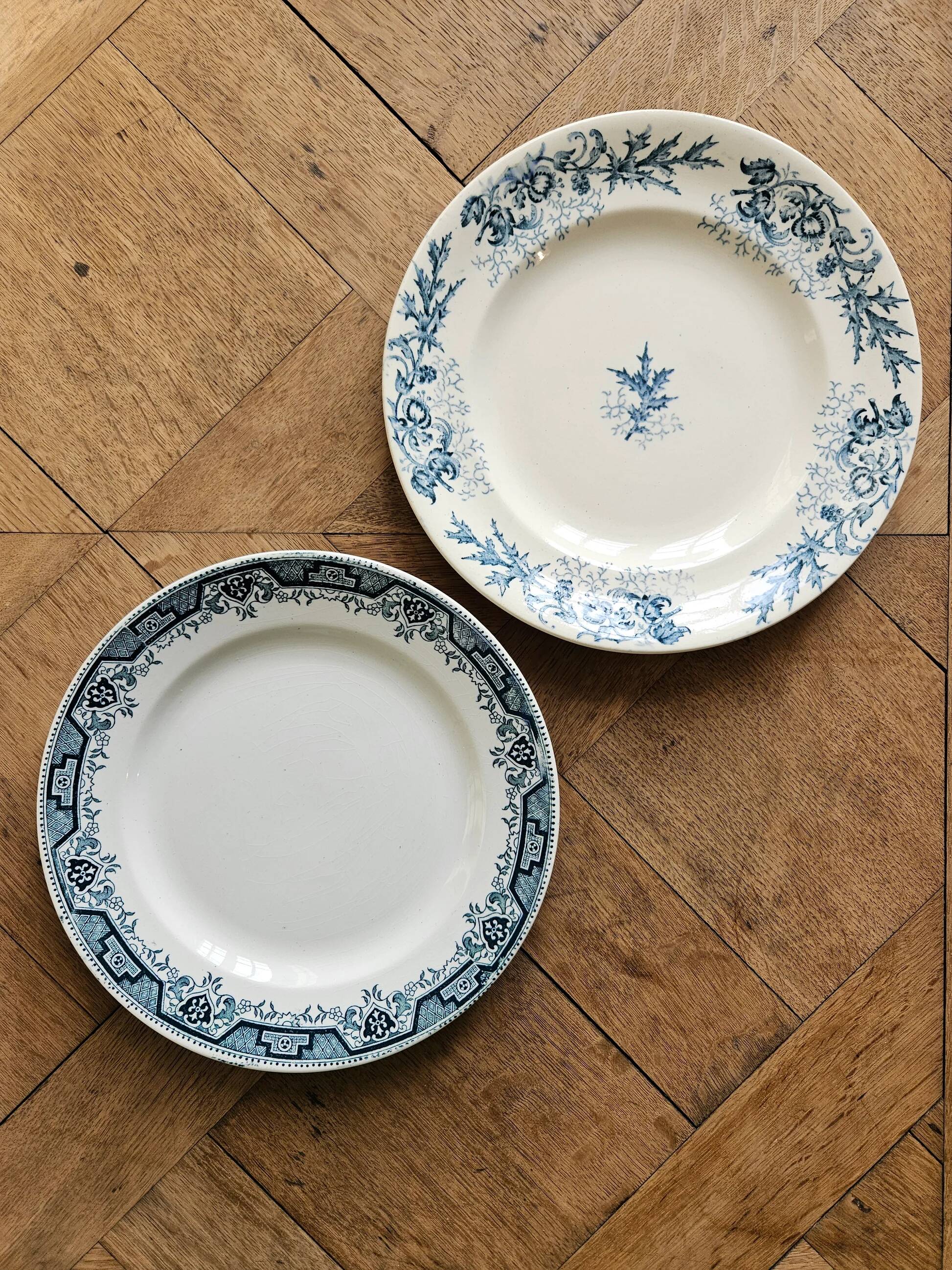 Assiettes plates anciennes dépareillées terre de fer