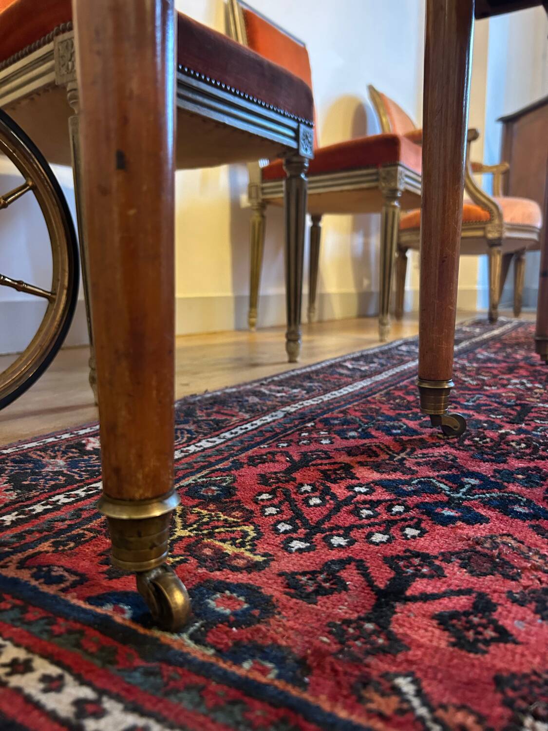 Grande table ovale en bois massif – style classique / maison de famill