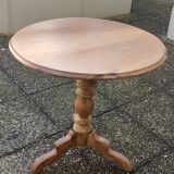 Tripod pedestal table, in solid blond walnut; tripod base,