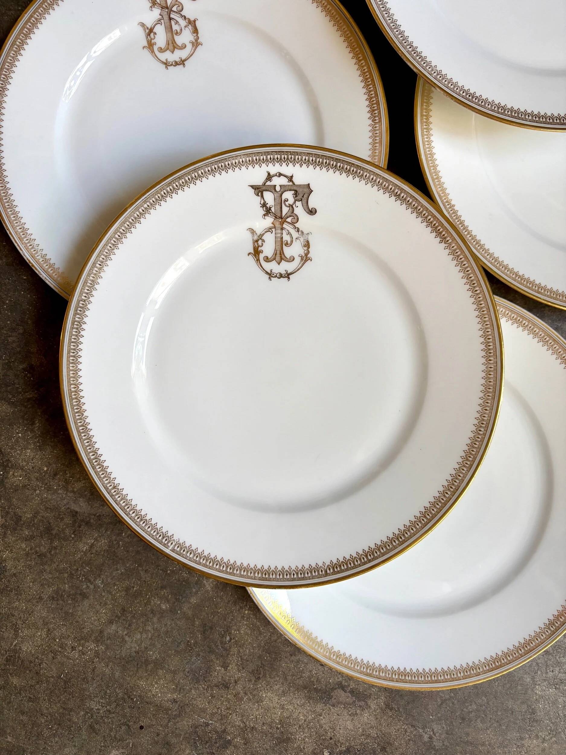 6 flat plates in gold porcelain monogrammed "F"