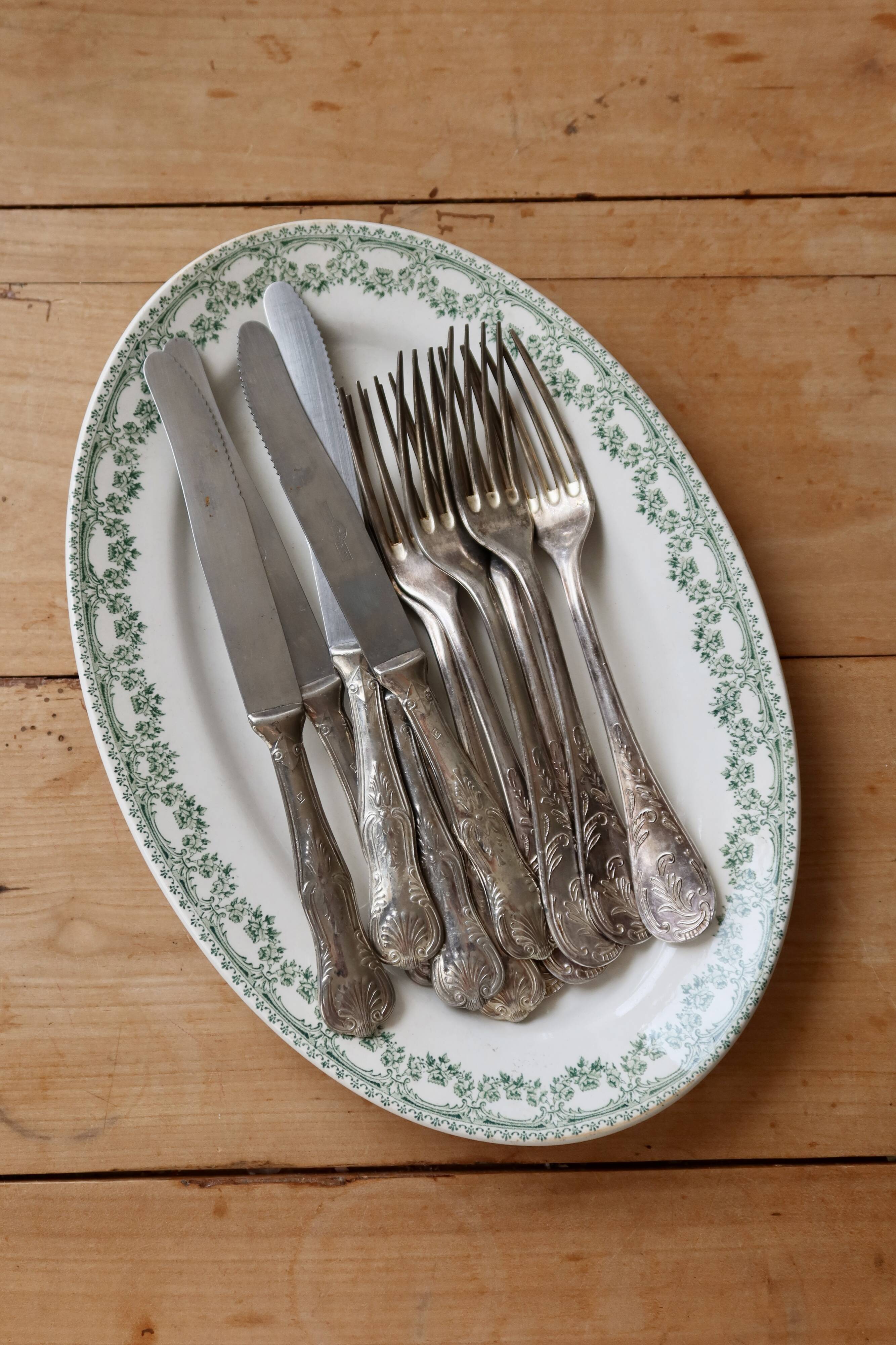Antique silver plated mismatched cutlery - Forks and knives