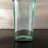 Vase en verre à base carrée