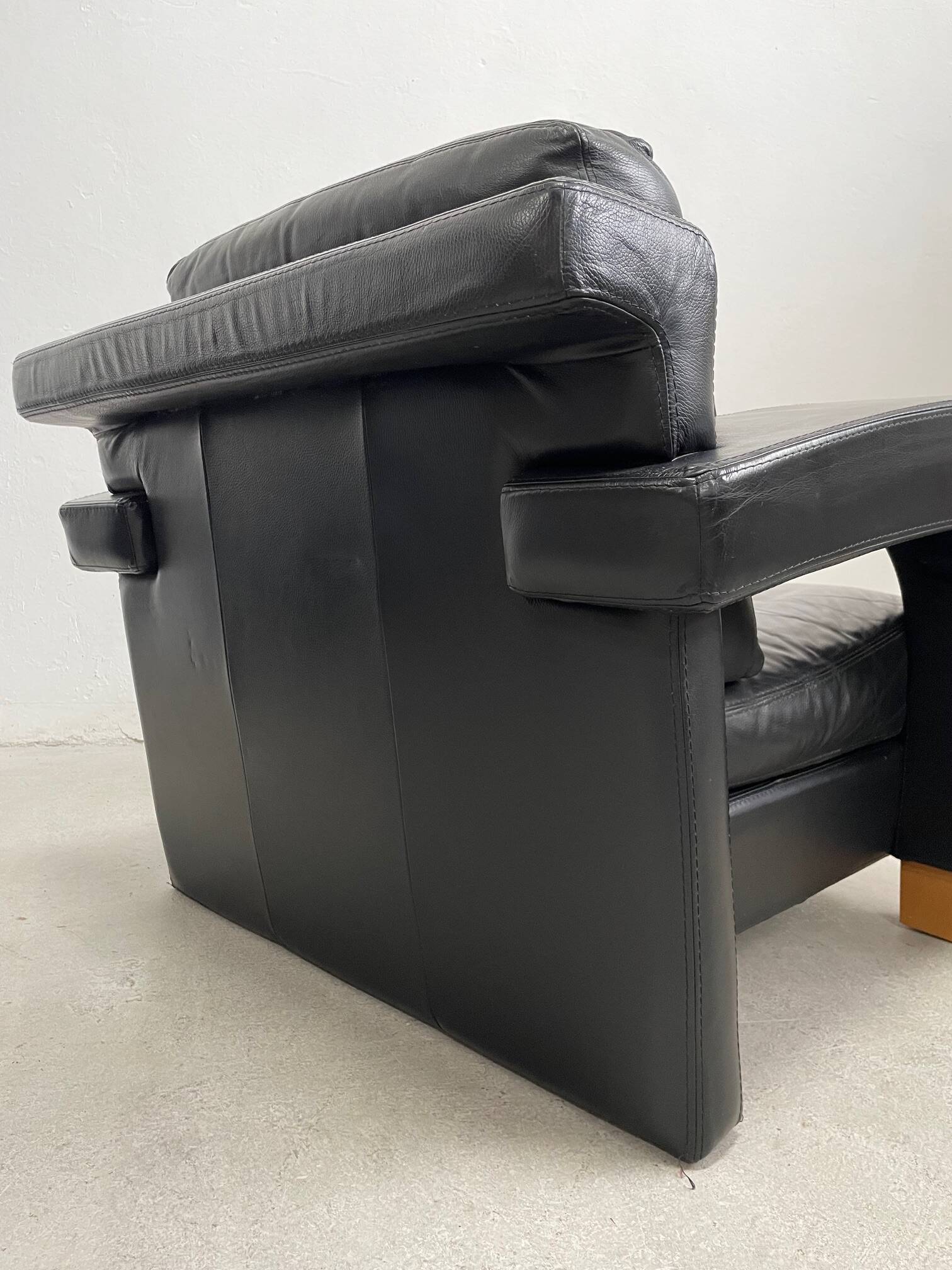 Vintage Streamline Black Leather Armchair, 1980/90s