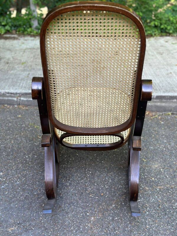 Rocking-chair vintage en bois massif courbé et cannée