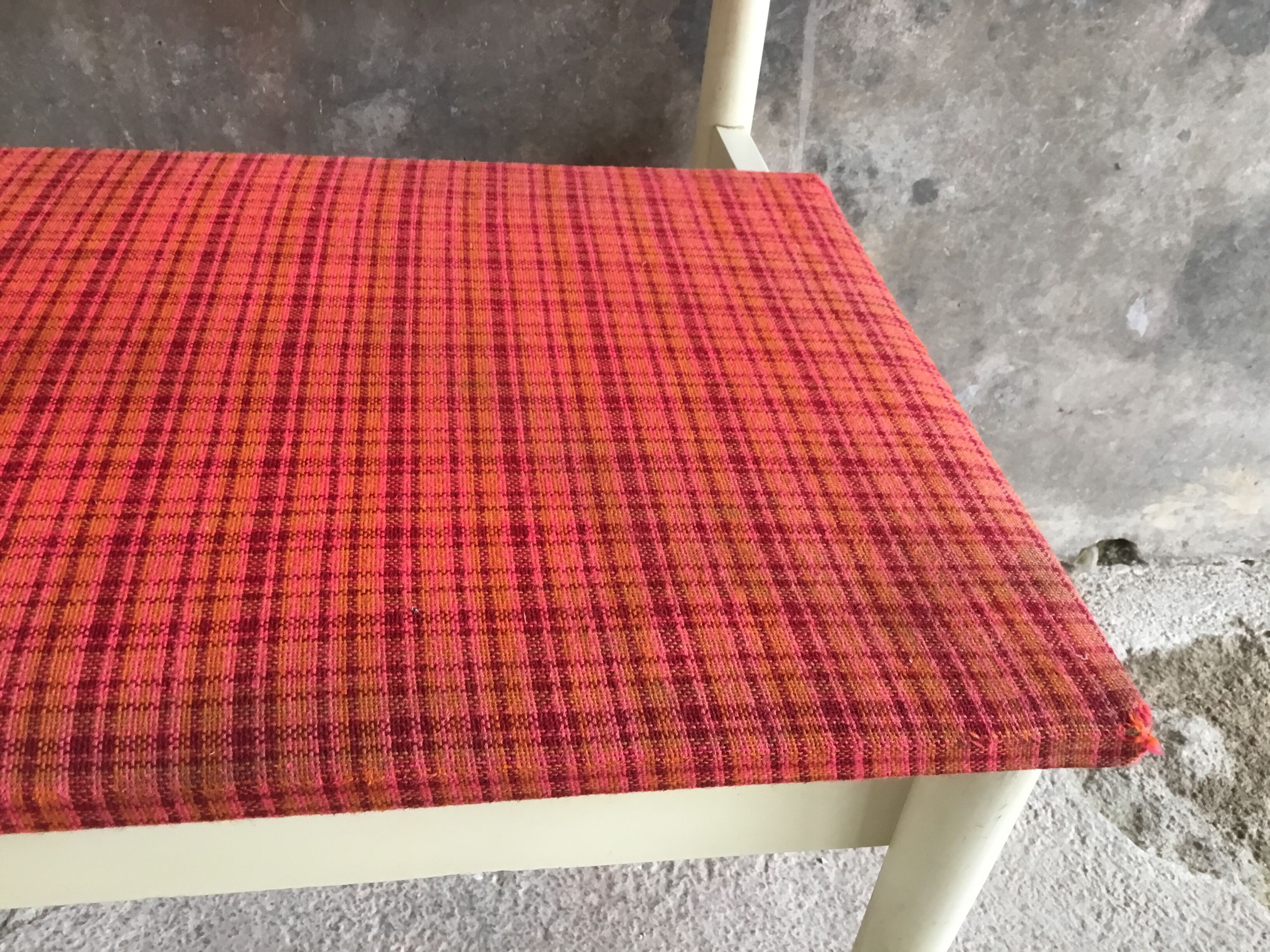 Coffre banquette vintage bois laqué blanc et tissus - 1970