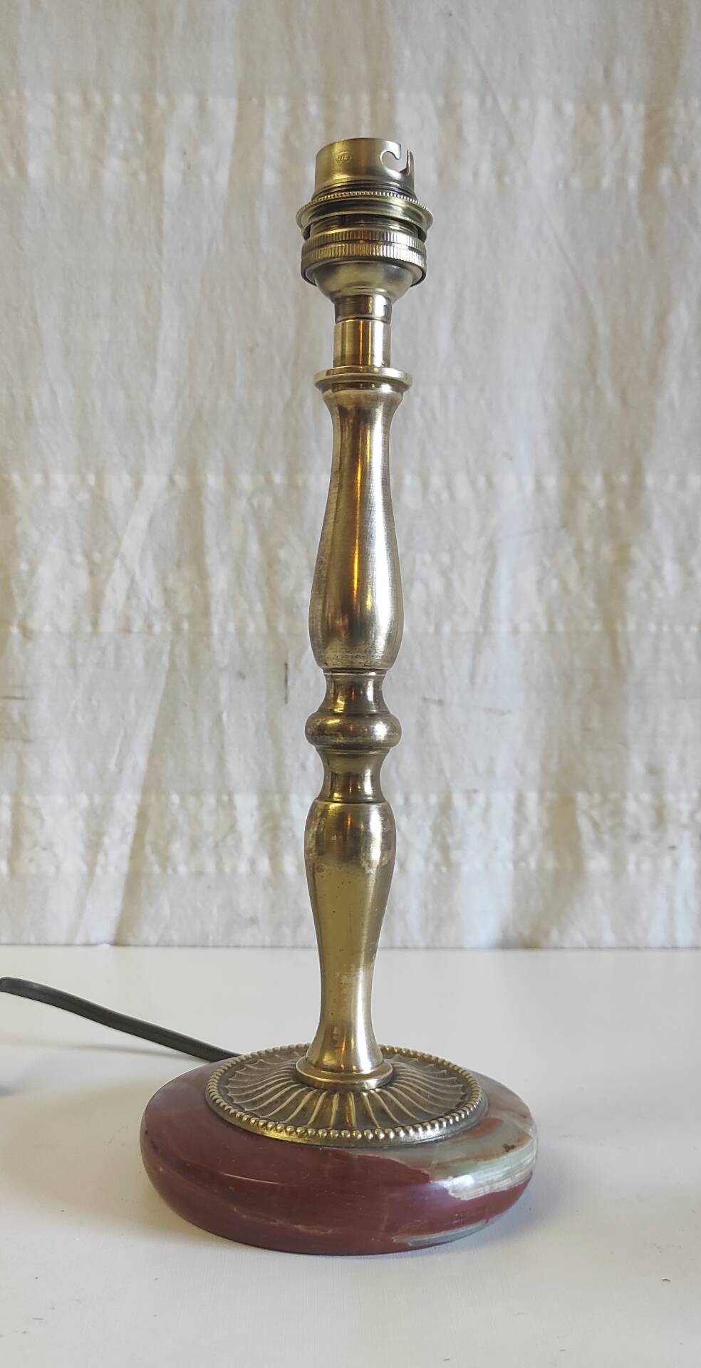 Table lamp base in brass, neo-classical style - mid 20th century.