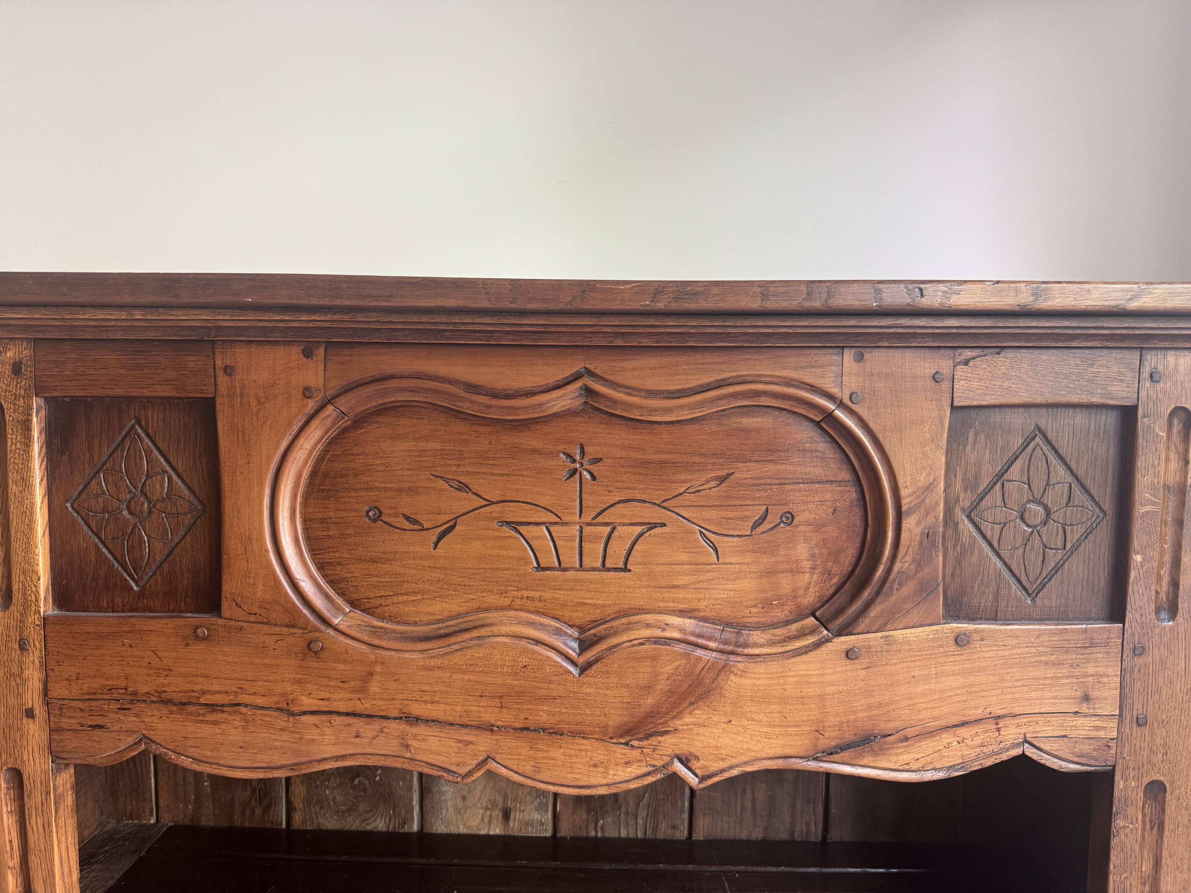manteau de cheminée transformée en bibliothèque