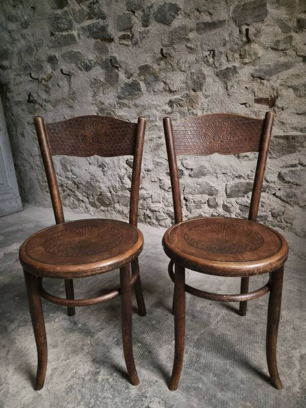 Chaises bistrot Fischel Autriche anciennes, chaises de salle à manger en bois courbé, décor Art Nouveau embossé, lot de 2, vers 1900–1915