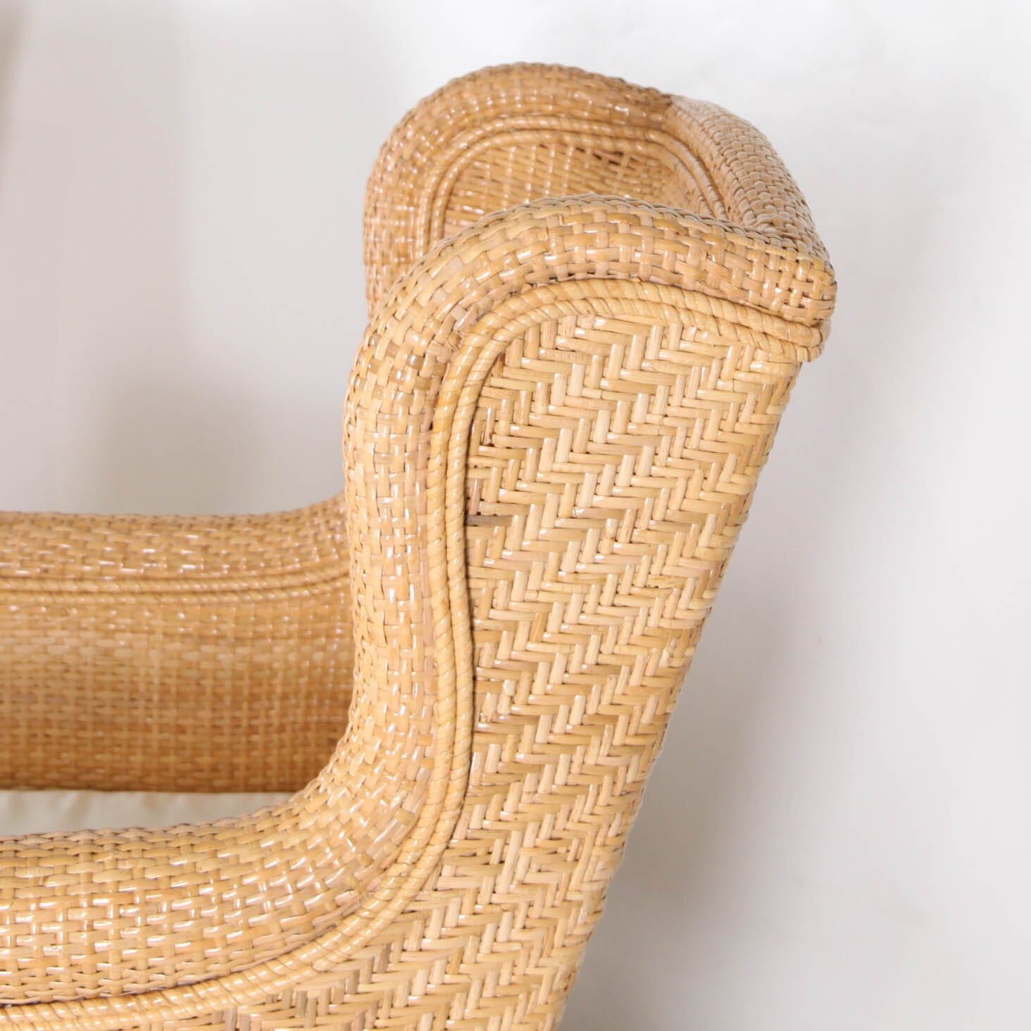 Paire de fauteuils club en rotin
