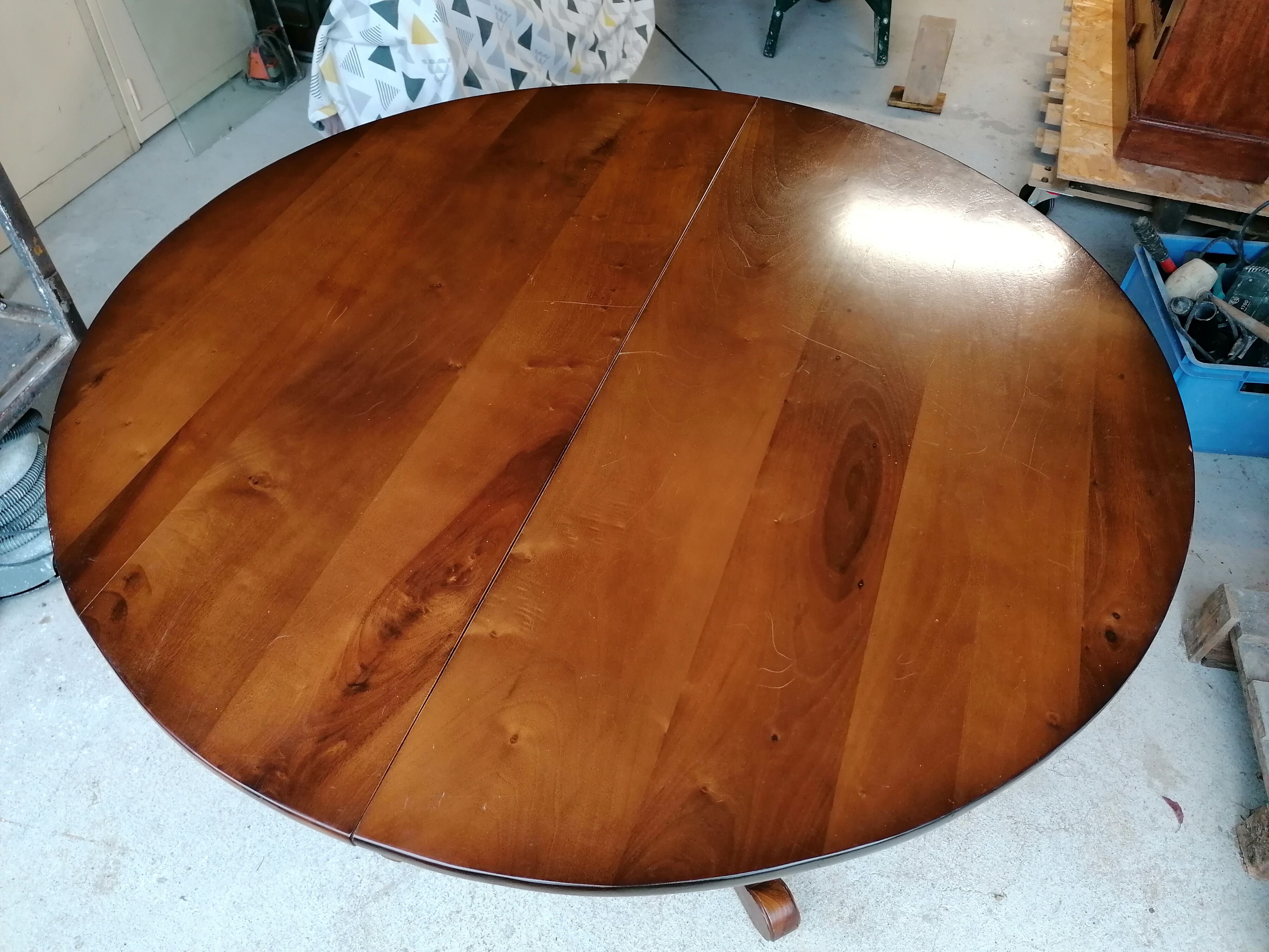 Round table central foot solid wood