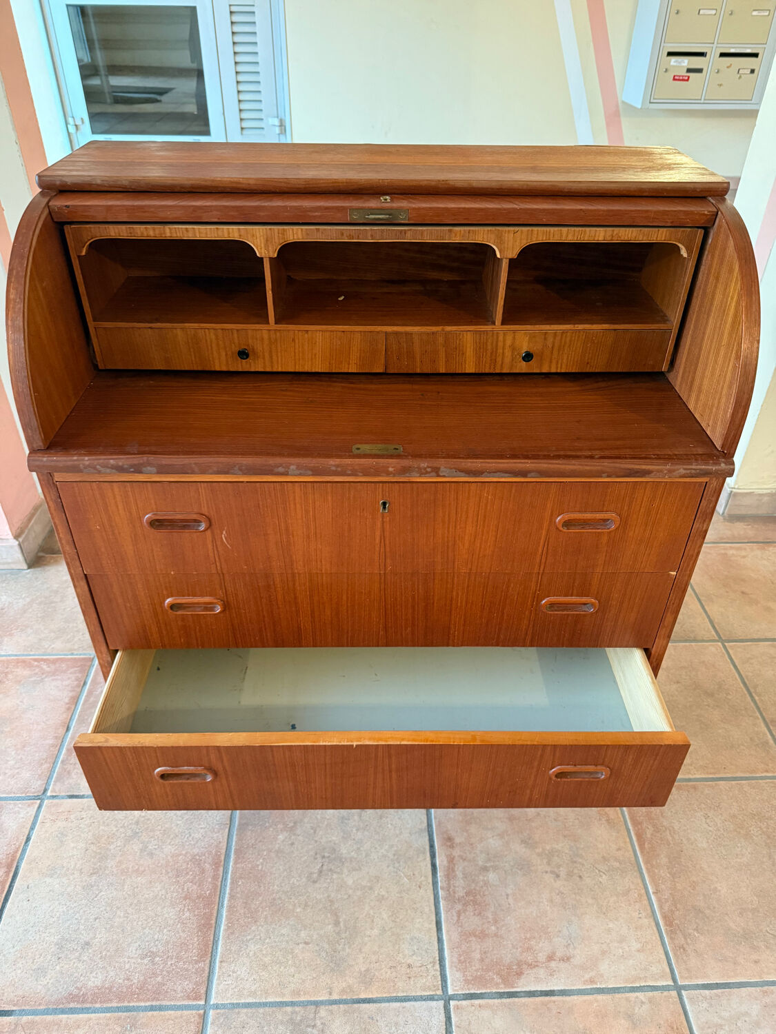 Scandinavian secretary