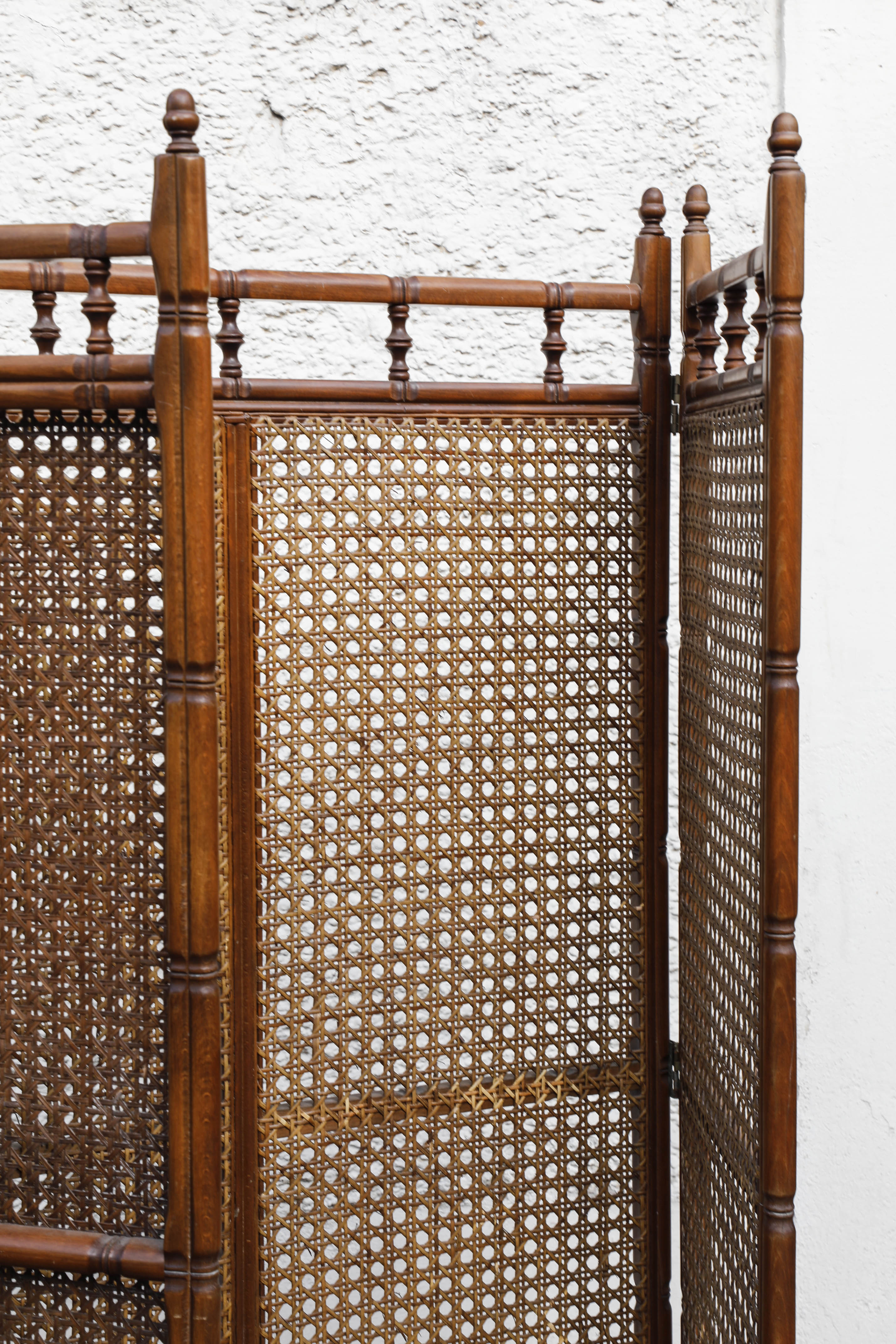 Canne walnut screen