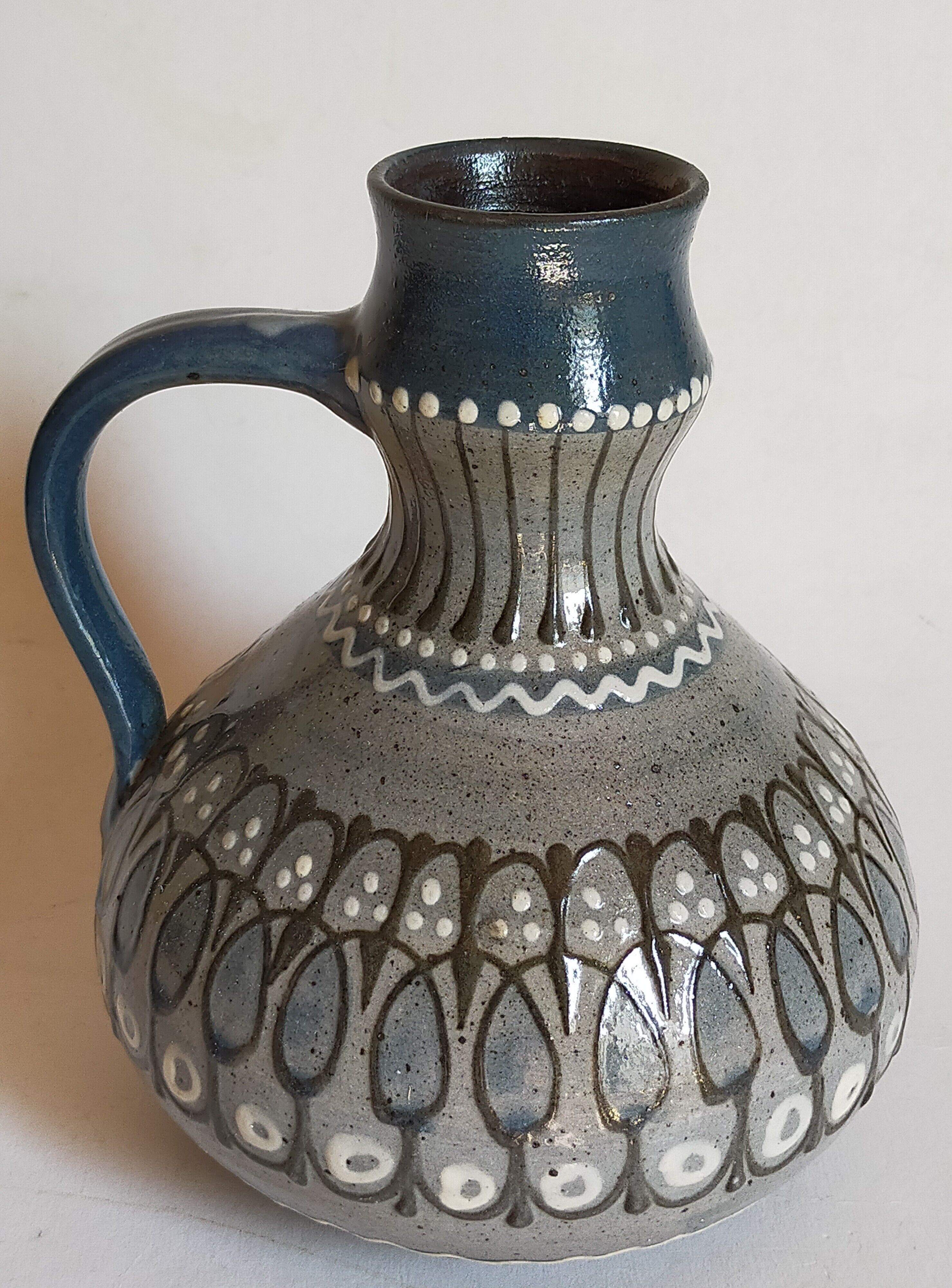 Ceramic handle vase with vintage graphic decoration